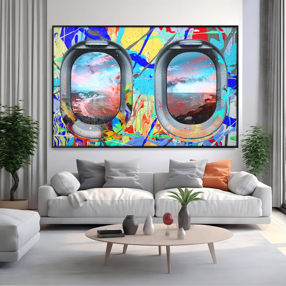 Tablou canvas cu tablou canvas cu ferestre de avion si graffiti, in rama de aluminiu negru, pe perete intr-un living